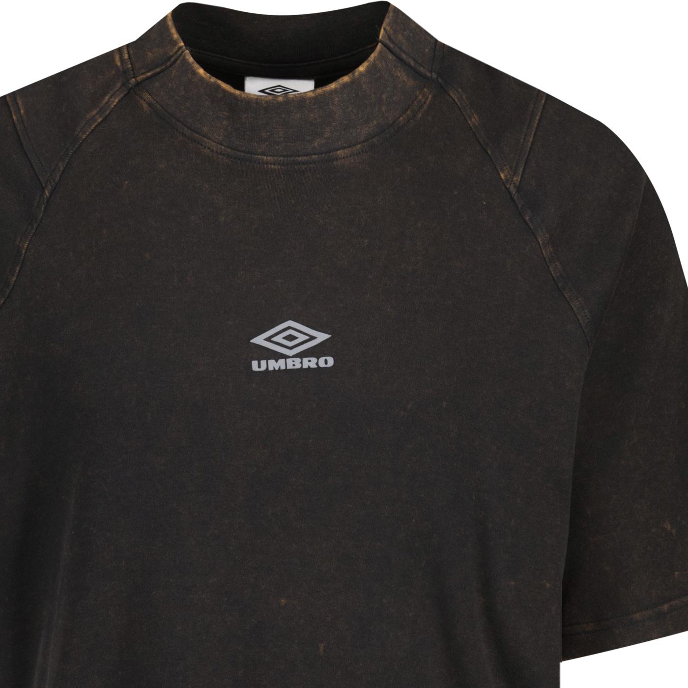 ◆UMBRO◆ Fresh small logo short sleeve t-shirt charcoal UQ1 Amazon.com: Umbro Men's Washed High Neck Boxy T-Shirt, Black